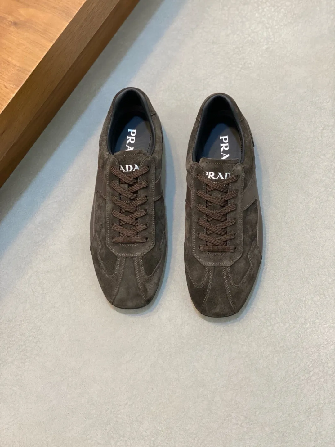 Men's Men's Shoes 💰800 Prada/Prada Men's Leather Casual Sports Shoes, a hot product made in Guangzhou! Made of imported calfskin splicing upper, three-dimensional geometric segmentation, precision manufacturing, uniform stitching, leather texture at a glance, multi-color splicing, fashionable and generous, soft, comfortable and breathable, decorated with PRADA letter logo on the outside, classic letter logo on the tongue, fabric strap on the heel, P family's classic sports shoe type, with fabric lining, silver logo cowhide foot pads, and P family's exclusive rubber outsole. The details are carefully crafted, making it a versatile item for travel! Comes with original box and dust bag! Multiple colors available! Size: 39-40-41-42-43-44 standard leather shoe size (38, 45 customized ¥)